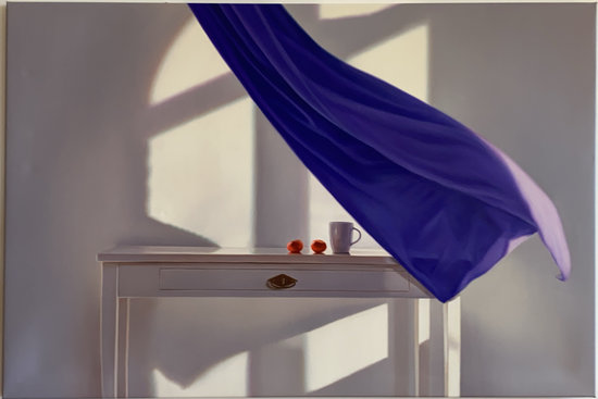WEISSER TISCH MIT VIOLETT